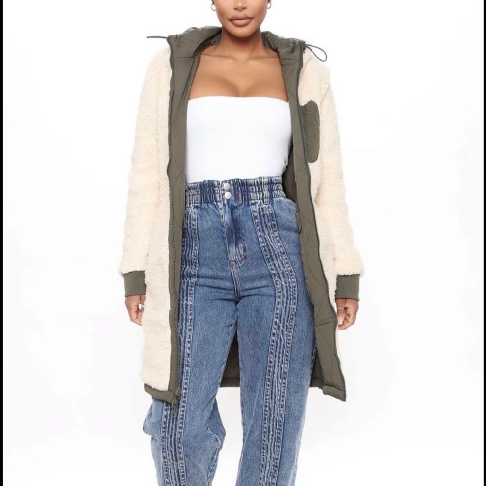 Women’s reversible coat . (M)